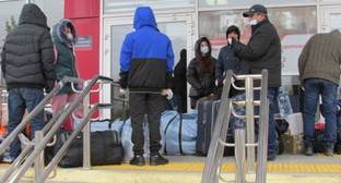 Узбекские мигранты пожаловались на стесненные условия на вокзале в Волжском