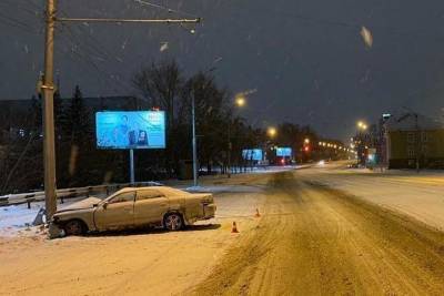 В Новосибирске водитель «Тойоты» сломал ногу в ДТП с уличным фонарем