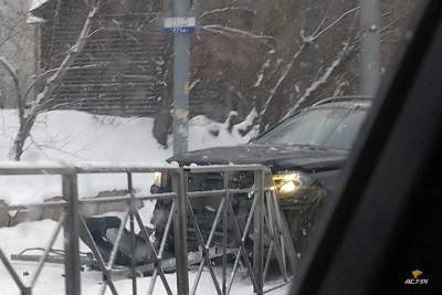 Водитель «Мерседеса» протаранил забор-ограждение в Новосибирске