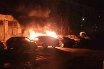 В Санкт-Петербурге во дворе дома сгорели два автомобиля