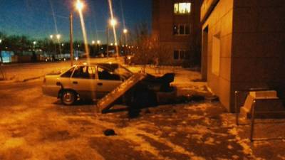 В Уфе на припаркованную машину рухнула часть крыши