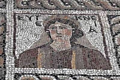Археологи обнаружили 2000-летнюю мозаику, напоминающую "Мону Лизу"