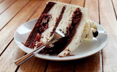 Врач-диетолог Соломатина считает, что не стоит ругаться себя за лишний кусок торта