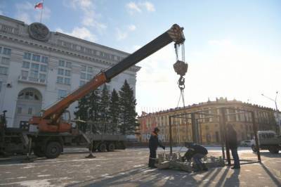 В Кемерове на площади Советов начали устанавливать новогоднюю ель