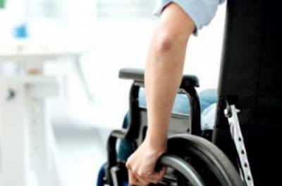 В Україні хочуть дозволити обслуговувати осіб з інвалідністю позачергово