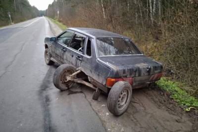 В Ярославской области автомобиль развалился во время движения