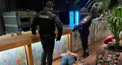 В Киеве полиция штурмом взяла ресторан, нарушавший карантин выходного дня
