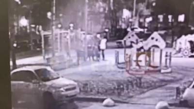 Неизвестный брызнул в подростка из перцового баллончика на детской площадке в Калининском районе