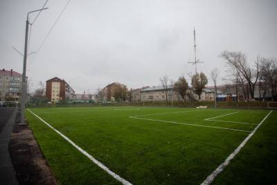 В Южно-Сахалинске обновили покрытие стадиона у школы №8