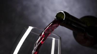 Врач оценил данные о пользе красного вина в профилактике коронавируса