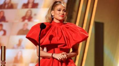 Дженнифер Лопес в «двухуровневом» мини на церемонии People's Choice Awards