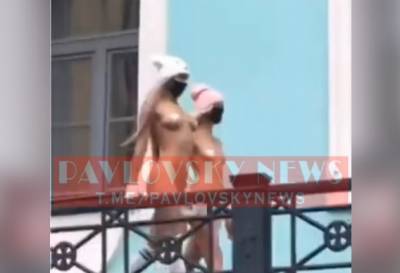 В Киеве у церкви попали на видео две обнаженные блондинки