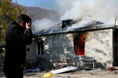 Покидая Карабах, люди сжигают свои дома и вырубают деревья