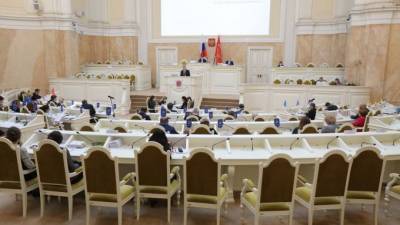 Петербургский парламент рассмотрит две инициативы об ограничении продажи "веселящего газа"