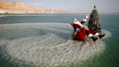 Видео: что делает Дед Мороз посреди Мертвого моря