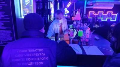 В Петербурге больше 20 баров и ресторанов нарушили "комендантский час"