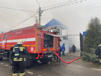 МЧС: в хуторе Камышеваха горит сауна, площадь пожара - 200 кв. метров
