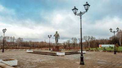 В Бежецке у памятника оперному певцу Алексею Иванову установили новые фонари