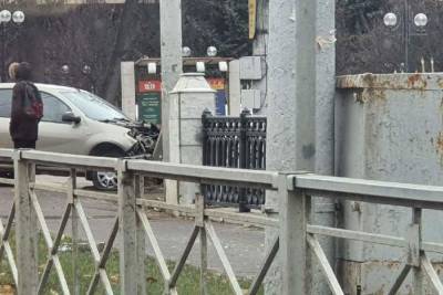 В Туле водитель Renault врезался в забор