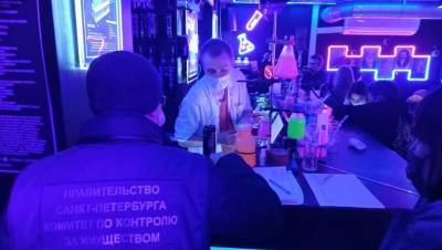 Множество нарушений COVID-запретов выявили на барных улицах Петербурга