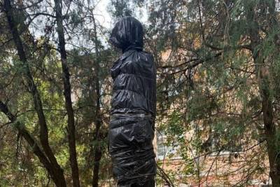 Памятник Зое Космодемьянской на Украине обмотали мусорным пакетом