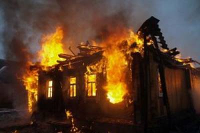 В Днепропетровской области горел дом: пожарные спасли двух мужчин