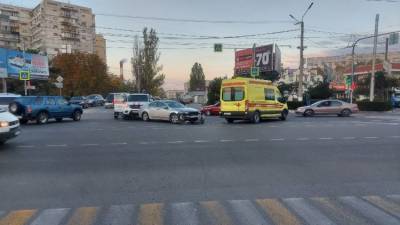 В Севастополе водитель легковушки протаранил машины "скорой" и МЧС