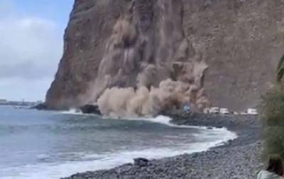 Обрушение скалы в океан на Канарах попало на видео