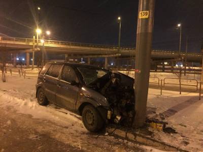 В Челябинске водитель Ford протаранил электроопору