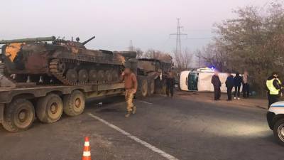 В Одесской области автобус и танк попали в ДТП: военную технику везли тягачом