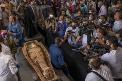 Археологи обнаружили около сотни мумий в цветных саркофагах