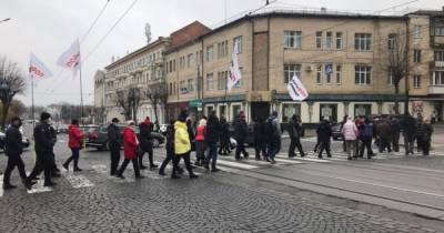 В Виннице протестуют против карантина выходного дня: перекрыта центральная улица города (фото)