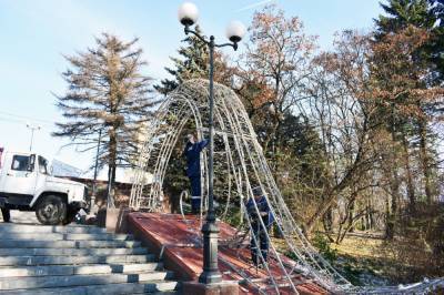 Световой каскад фонтанов монтируют на Петровском спуске