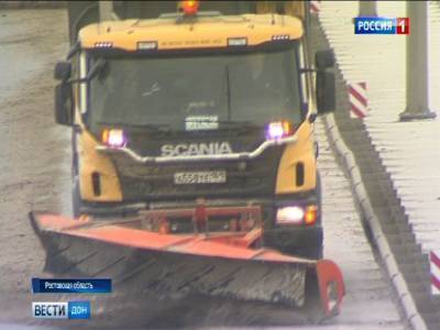 На трассы Ростовской области вывели дорожную технику для уборки снега и обработки дорог