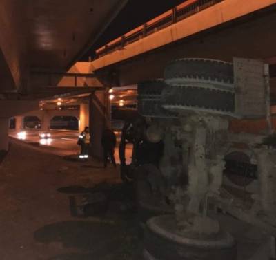 В Ростове с моста упала бетономешалка, водитель чудом остался жив