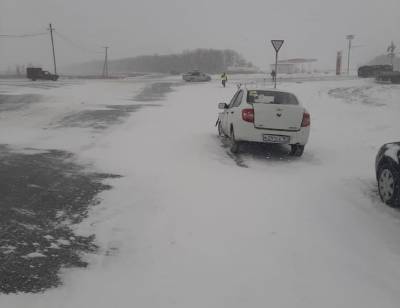 Снегопад обрушился на Ростовскую область и заметает трассу