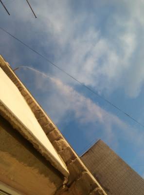 Еще один горячий источник: с крыши многоэтажки в Тюмени льется кипяток
