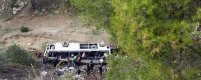 Восемь человек погибли при падении микроавтобуса в Пакистане