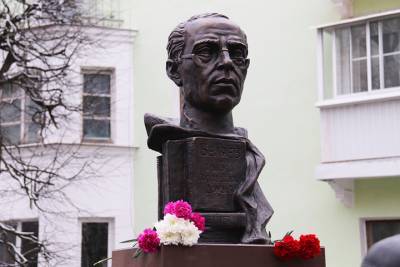 В Смоленске рядом с памятником Беляеву появится бюст Айзека Азимова