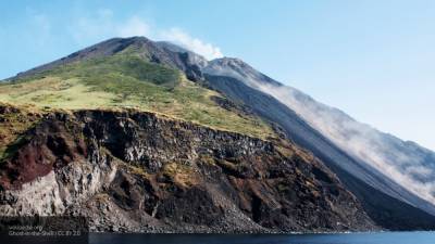 Действующий вулкан Стромболи активизировался к северу от Сицилии