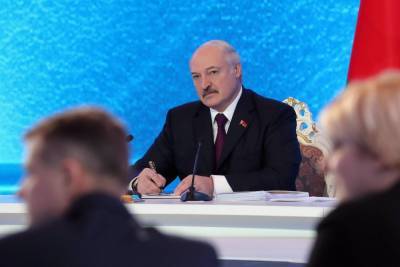 Конституцию ломать не надо: Лукашенко готов отказаться от части своих полномочий