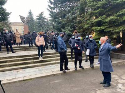 Против карантина выходного дня протестуют в Ровно и Виннице