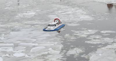 Спасатель рассказал, как помочь провалившемуся под лед человеку