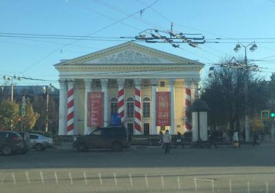 В Рязанском драмтеатре объяснили красно-белый декор здания