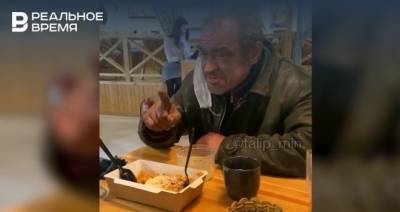Казанский блогер накормил бездомного в ресторане, из которого выгнали «нищебродов»