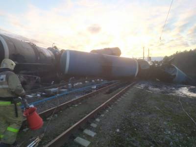 Десятки вагонов под откос: возле Владимира потерпел крушение грузовой поезд