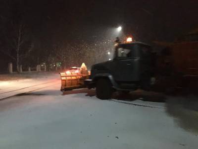 Первый снег на Луганщине: на дорогах работают дорожники и спасатели
