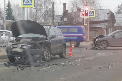 Тройственная авария в Костроме: сразу три иномарки столкнулись на перекрестке Калиновской и Галичской улиц