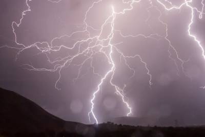 Физики из Австралии научились "контролировать" удары молнии