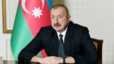 Алиев посетил города у зоны боевых действий в Карабахе
